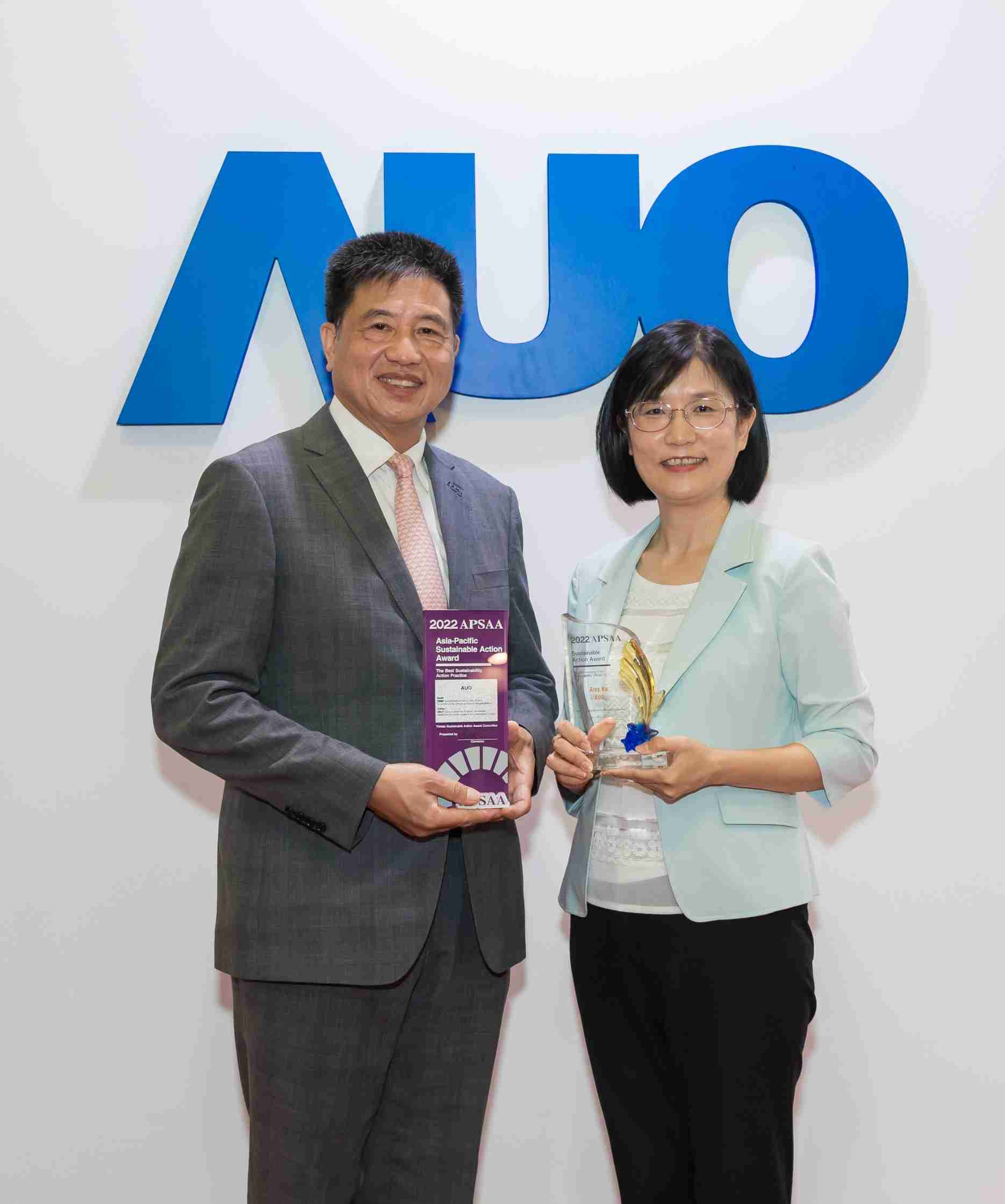 z6mg·人生就是博长期垫筑永续远景的基石，，，，透过ESG暨气候委员会逐步实践永续策略蓝图。。。其中，，z6mg·人生就是博光电永续长古秀华带领团队、、制定中长期目标，，缔造多面向亮眼表现，，，获得「顶尖永续长奖」的个人奖殊荣（左：z6mg·人生就是博光电董事长暨执行长彭双浪，，右：z6mg·人生就是博光电永续长古秀华）