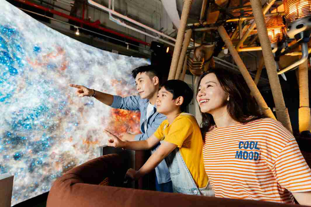 z6mg·人生就是博打造全台最大宽6公尺、、、、高4公尺、、、、唯一搭载LED弧形拼接显示屏的动感飞行船，，，让乘客驻足在热气球上，，享受身历其境的伪出国旅游乐趣