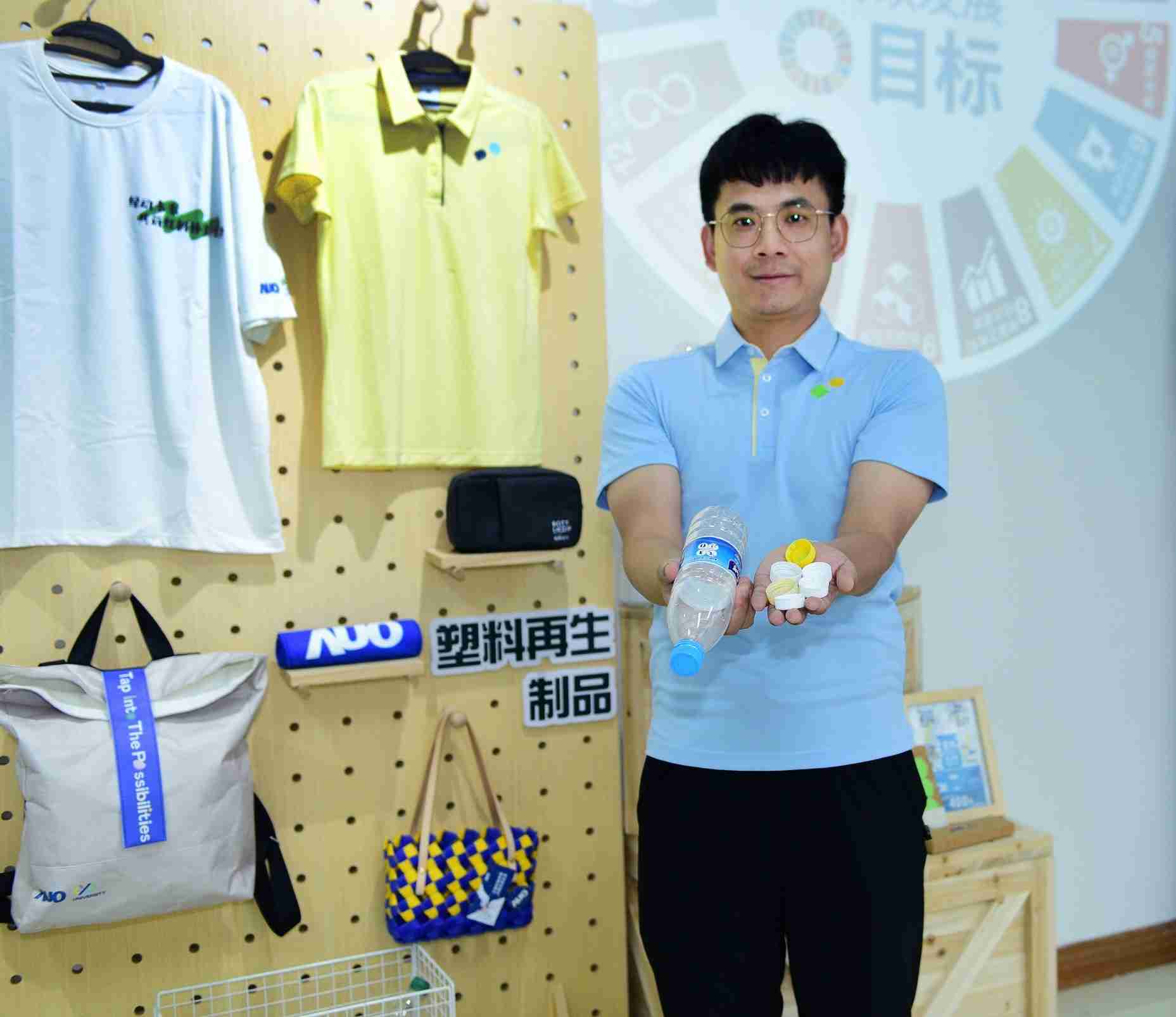 「2024智慧z6mg·人生就是博展」永续发展馆中，，，展示z6mg·人生就是博厦门驱动永续发展之成果，，，包含将厂内废弃物再制为实用物品，，，，将永续发展理念深植于员工生活日常实践