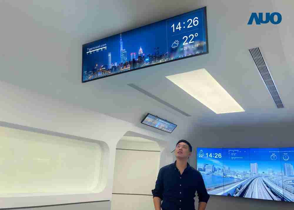 达擎TARTAN “37吋超薄双屏车厢显示器” 采用单一背光设计，，，将双面显示器厚度大幅缩减至12mm，，，，支持长条屏 32:9 规格，，，，突破传统分辨率限制，，提供旅客更清晰实时的乘车信息及广告讯息